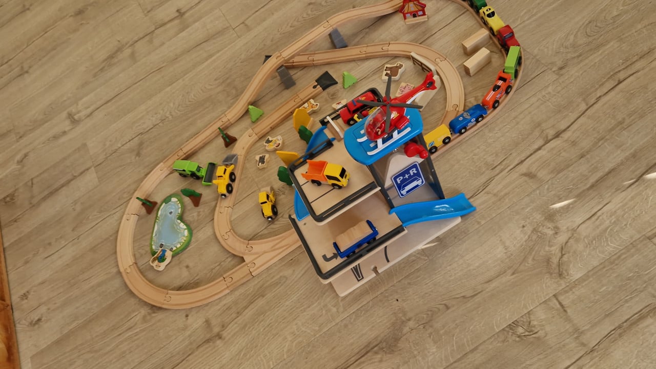 Houten speelgoed baan met parkeergarage
