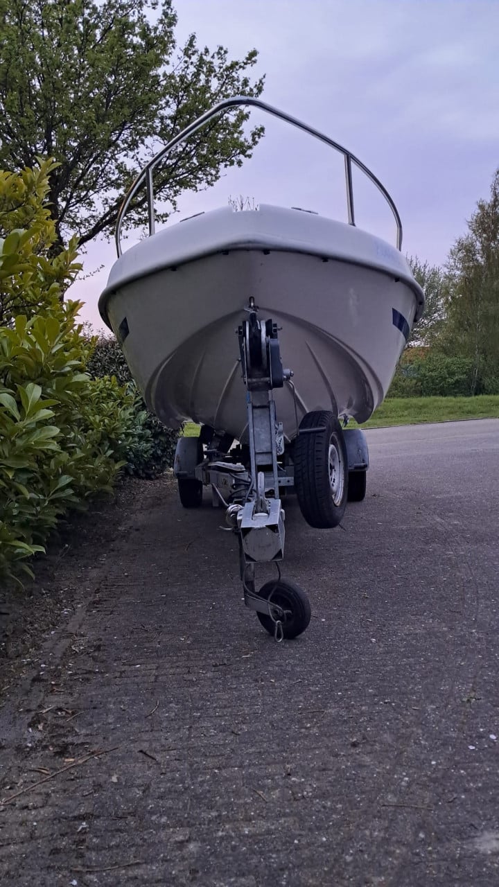 Consoleboot met 60 pk buitenboordmotor en trailer