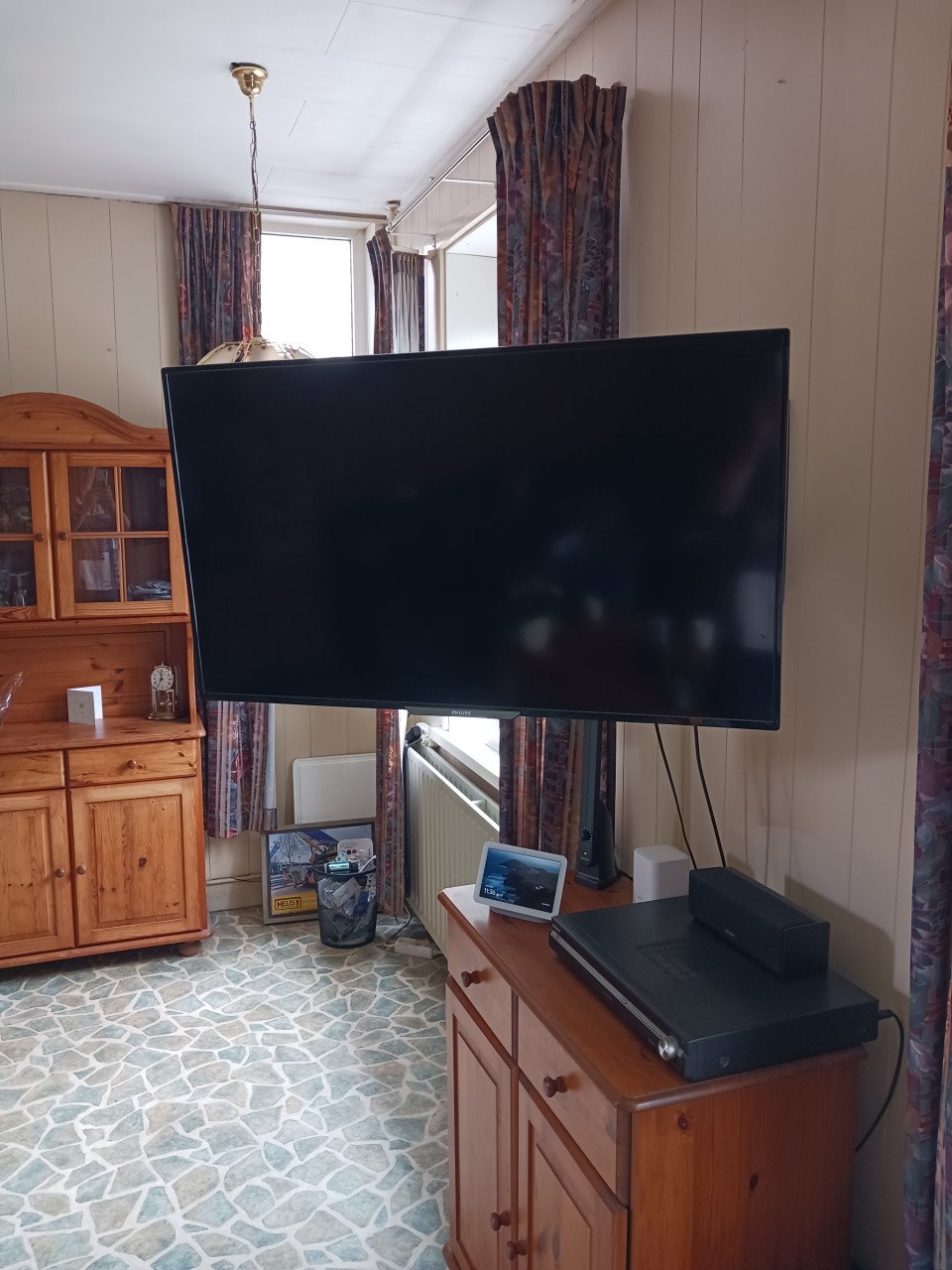 Televisie 90 cm met sterke draai en kantelbare wand steun.