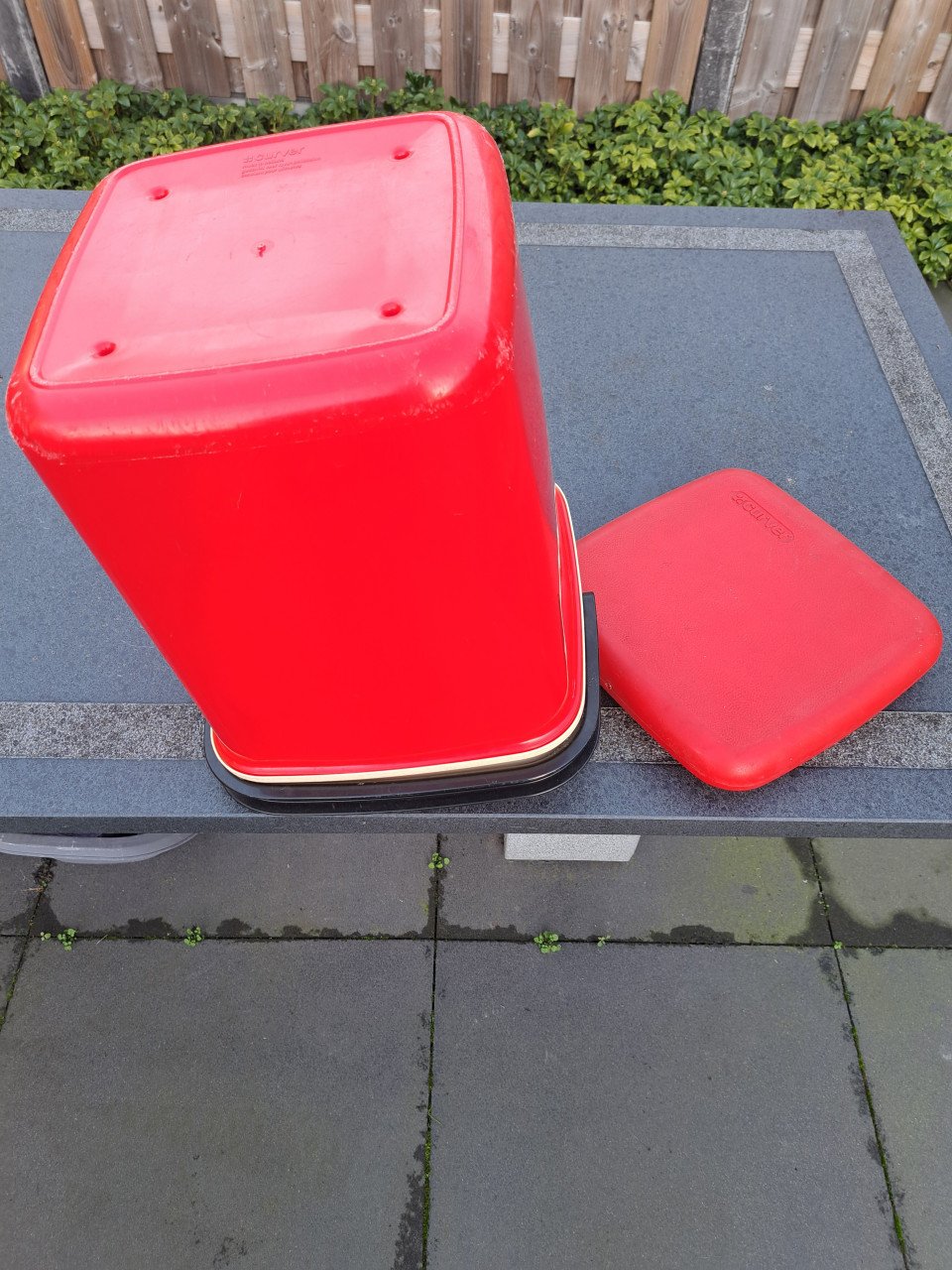 Hoog vierkant model koelbox van Curver in rood.