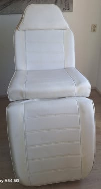 Behandelstoel met tabouret, tafel en loeplamp
