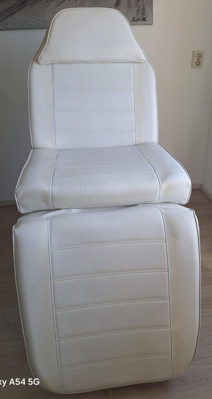 Behandelstoel met tabouret, tafel en loeplamp
