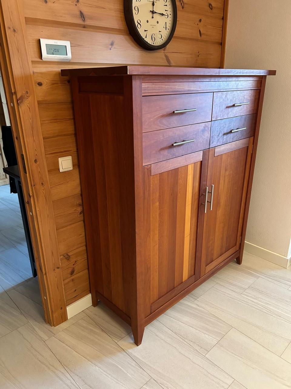 Kast van massief ongelakt kersenhout