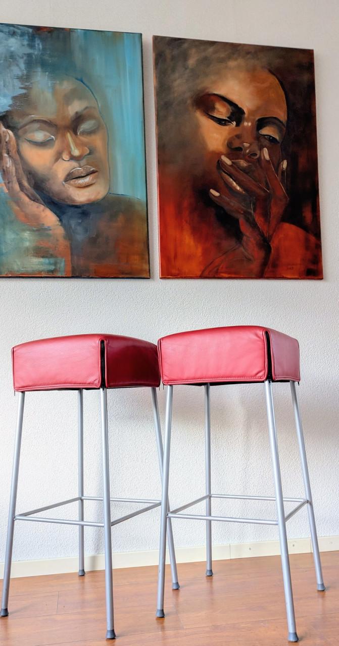 2 barkrukken met leren zitting
