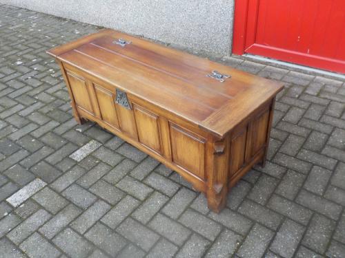 Mooie kwaliteit massief eiken dekenkist in zeer goede staat