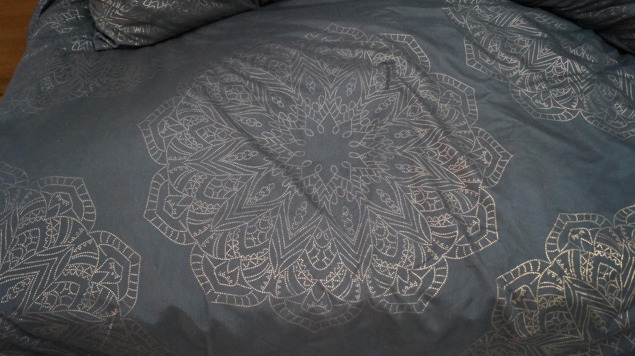 Trendmax zwartte sprei met gouden borduursels