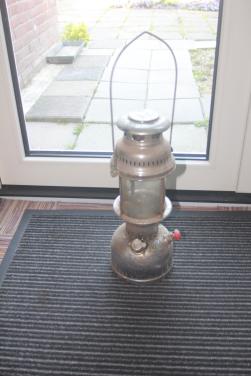 Grote olielamp om mee te vissen