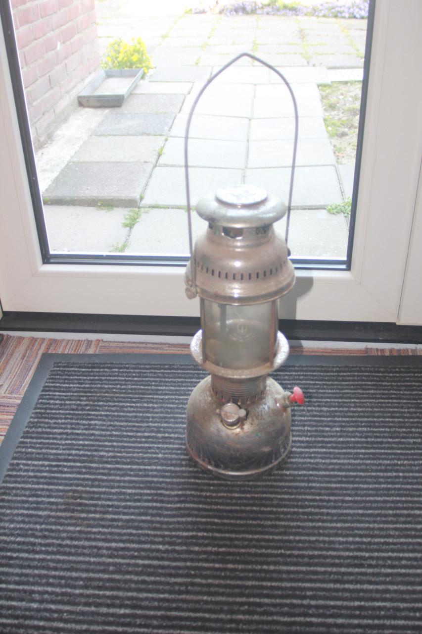 Grote olielamp om mee te vissen