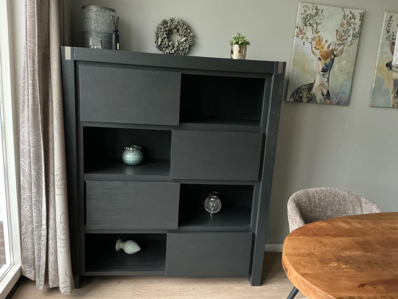 Antracietkleurige kast