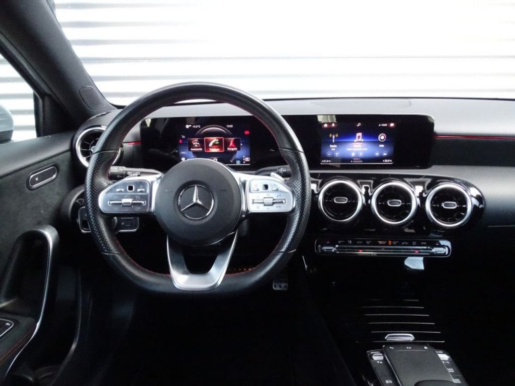 Mercedes-Benz A-Klasse 180 business solution widescreen cockpit