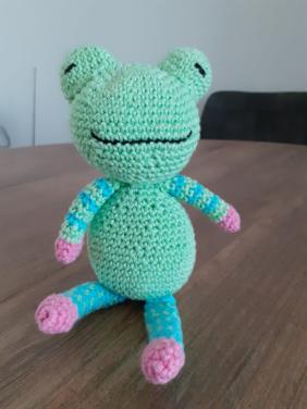 Nieuw: gehaakte knuffel kikker - 5 euro