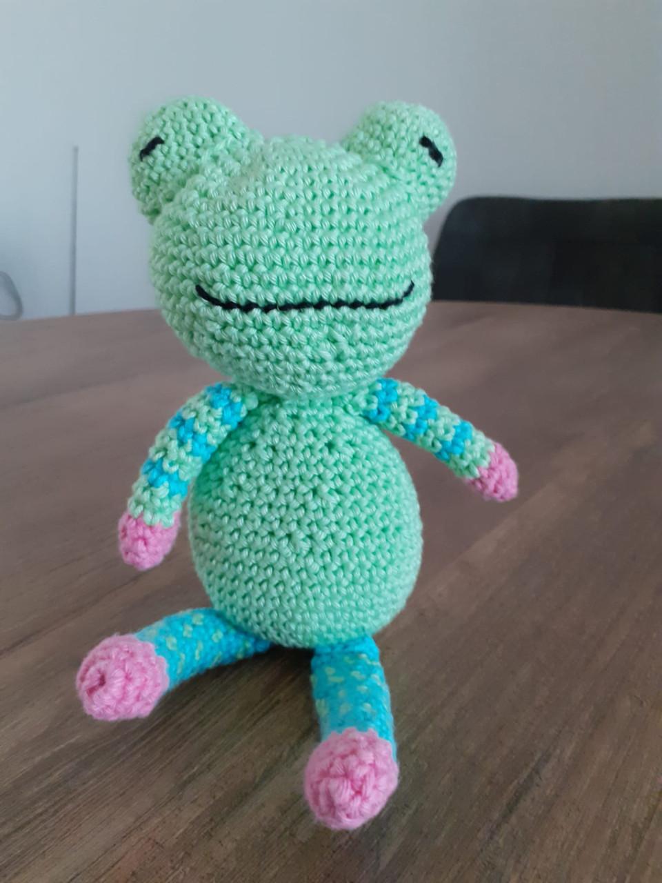 Nieuw: gehaakte knuffel kikker - 5 euro