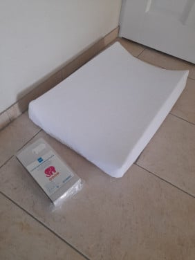 Aankleed kussen met nieuwe hoes (in goede staat )