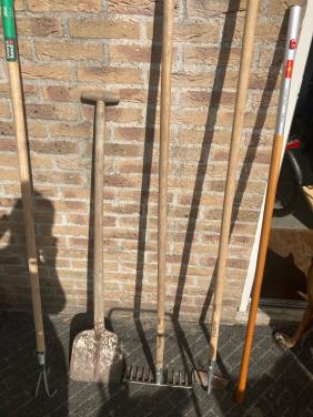 Tuingereedschap hark schoffel etc