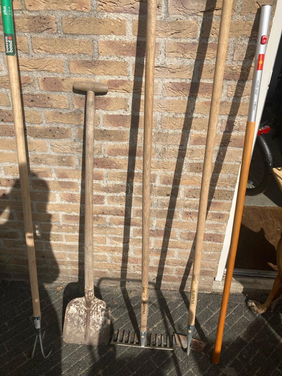 Tuingereedschap hark schoffel etc