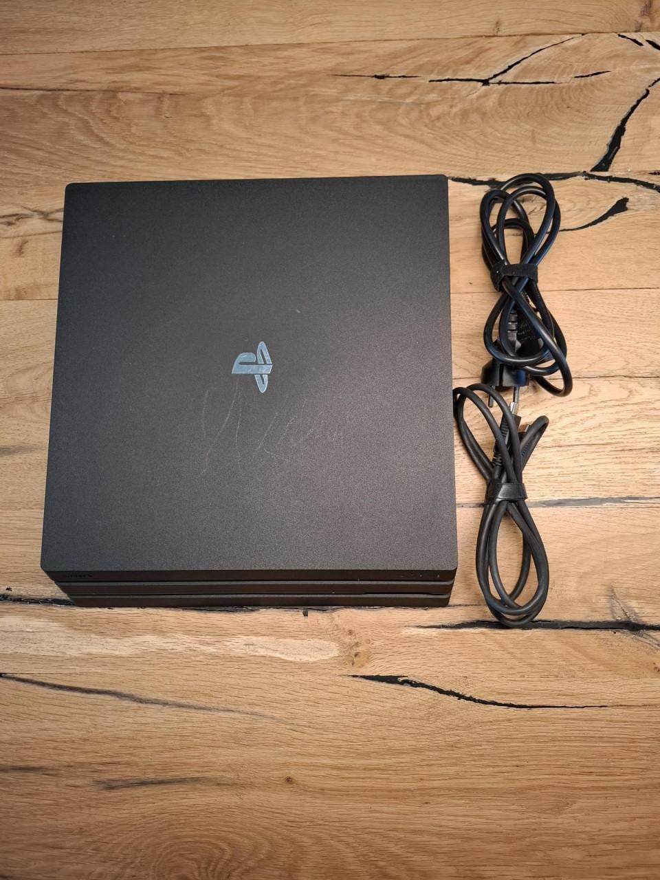 PLayStation 4 Pro 1 TB met 2 controllers en 6 games