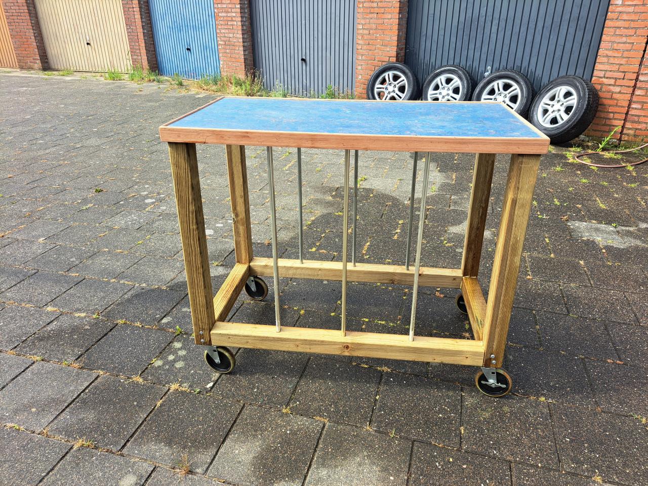 Verrijdbare werktafel/bandenopslag