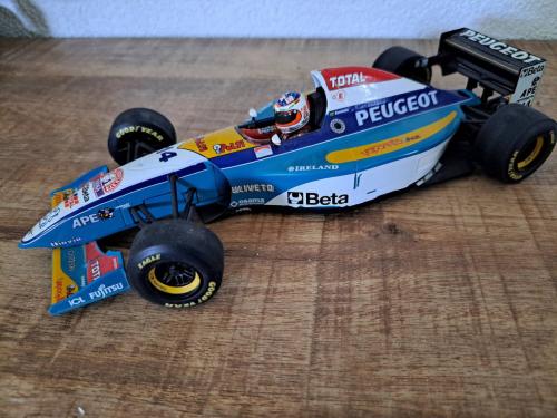1:18 schaalmodel van de Jordan Peugeot EJR 195, bestuurd door Rubens Barric