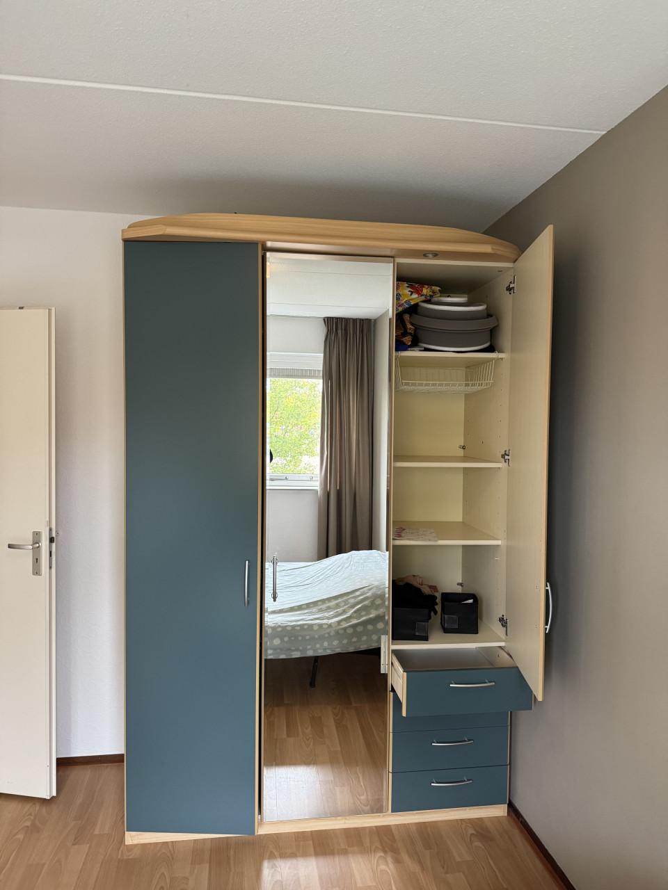 Te koop kleding kast