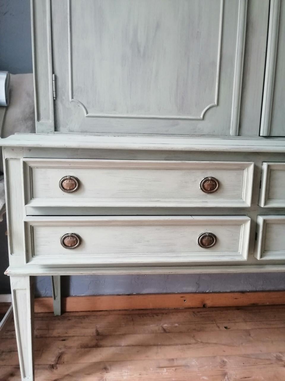 Oude kast met 2 deuren en 4 laadjes