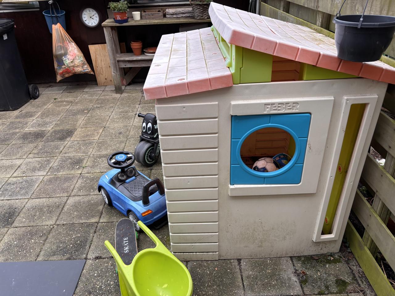 Speelhuisje+ speelgoed