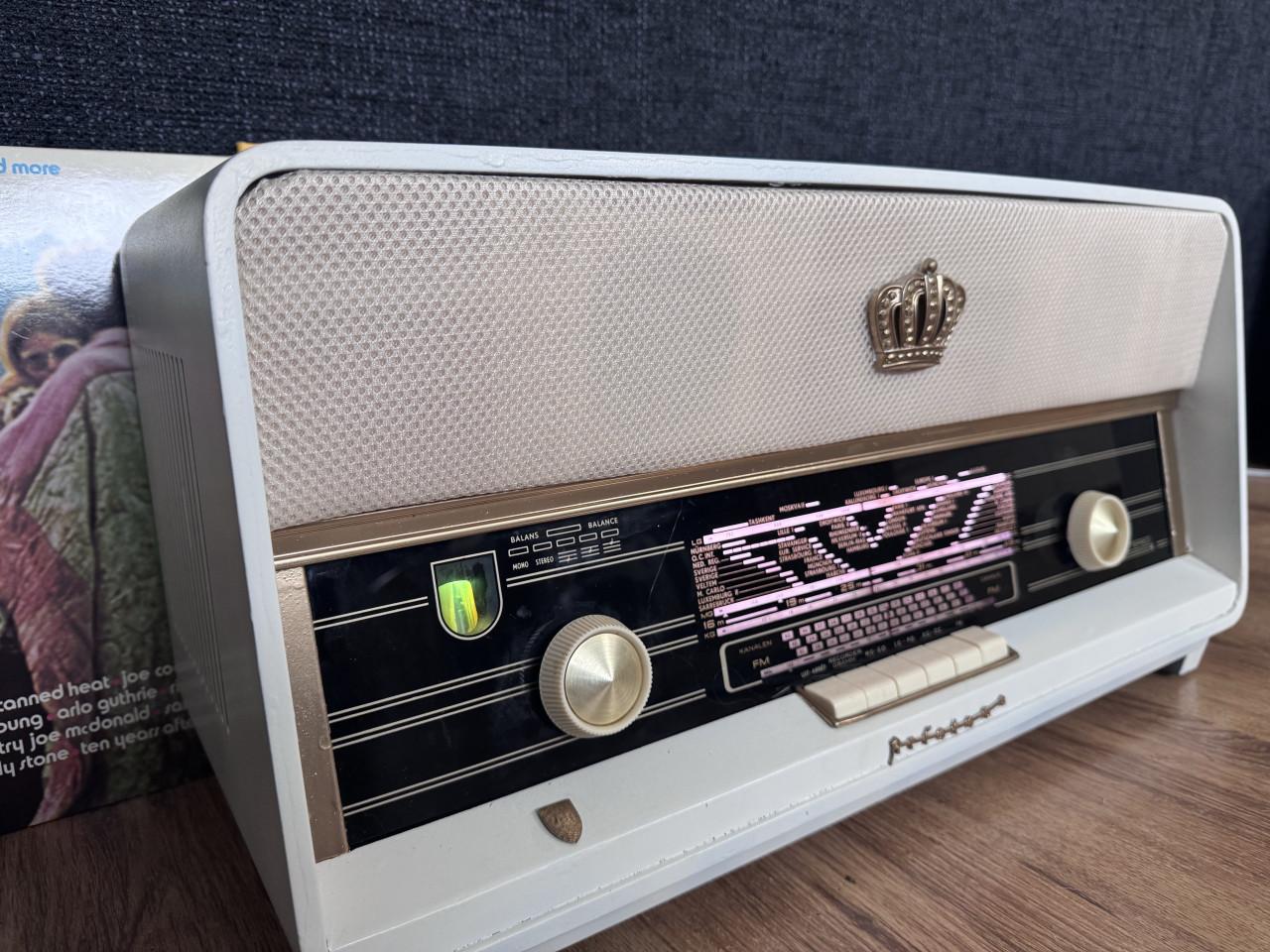 Oude radio.  Schitterende Aristona 1961 omgebouwd