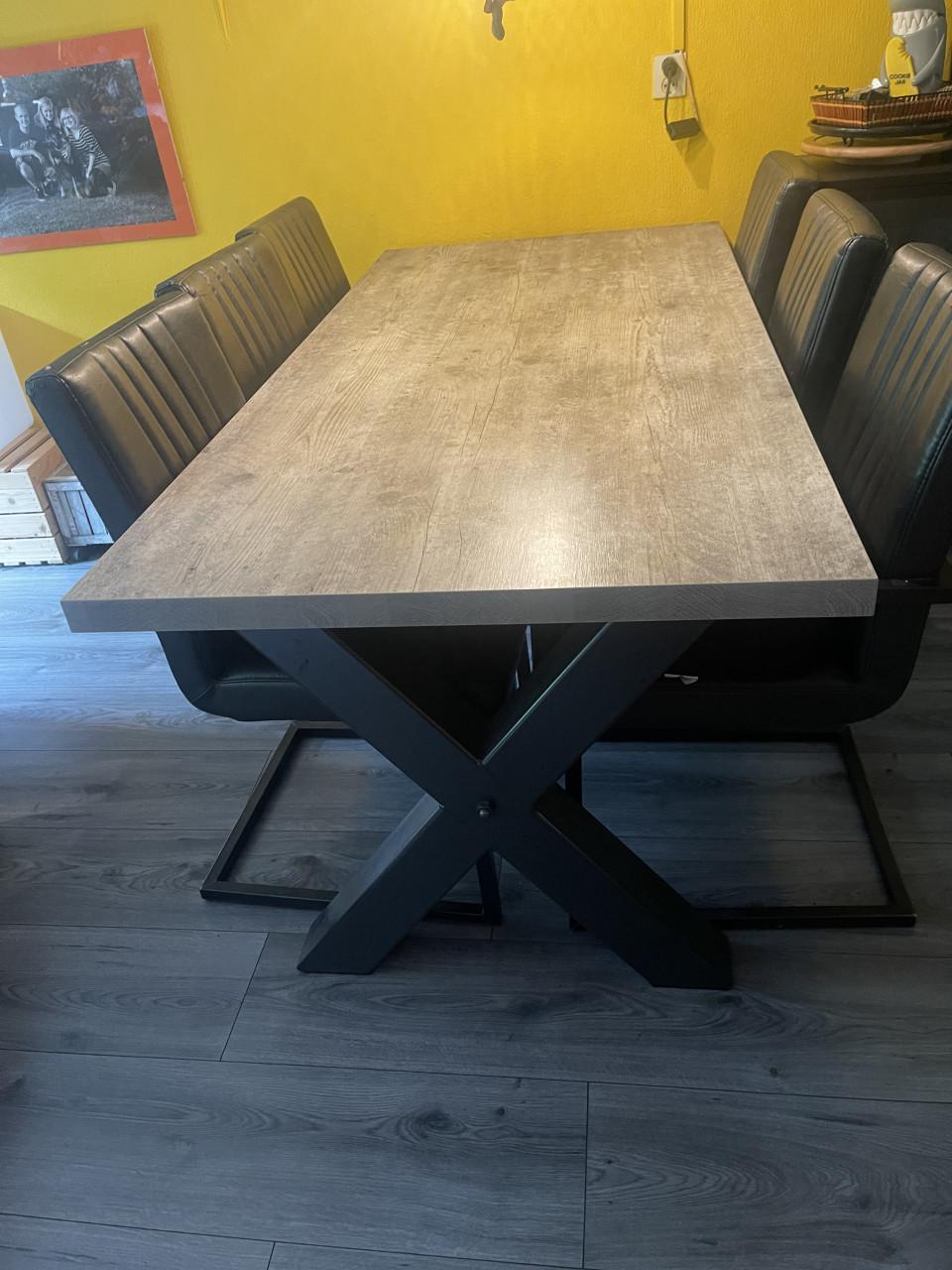 Eettafel met stoelen