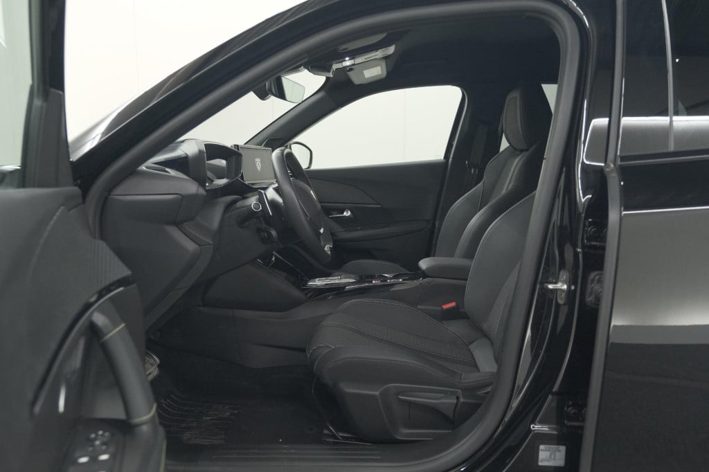 Peugeot 2008 puretech 130 eat8 gt | camera | apple carplay | parkeersensore