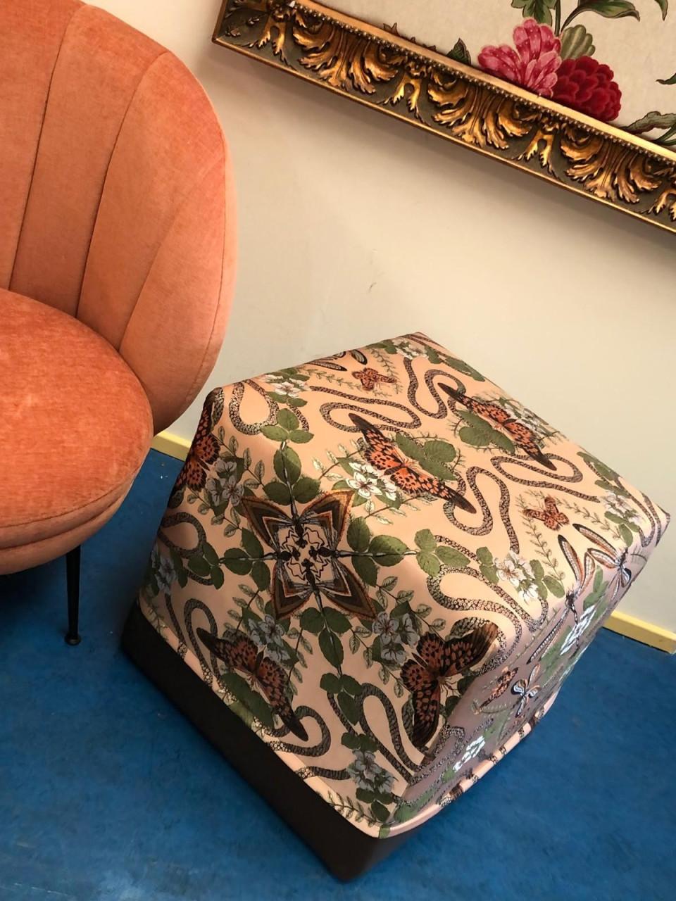 Nieuw gestoffeerde poef met uniek design