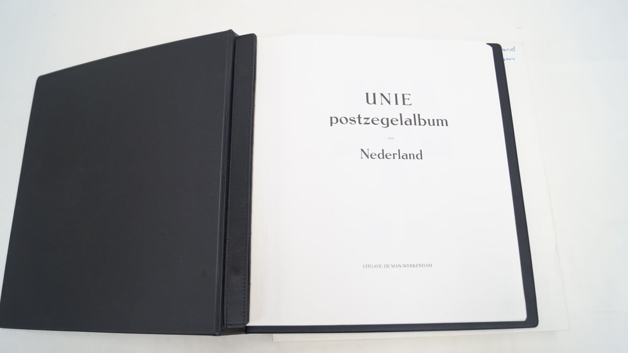 Postzegelalbum, eerstedagenveloppen en speciale catalogus 2005.