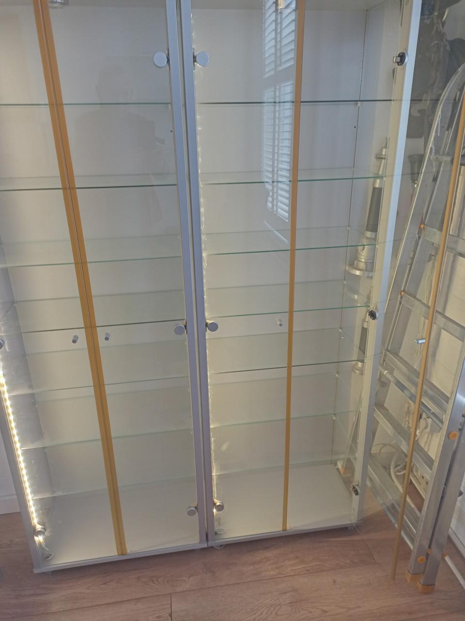 2 vitrinekasten
