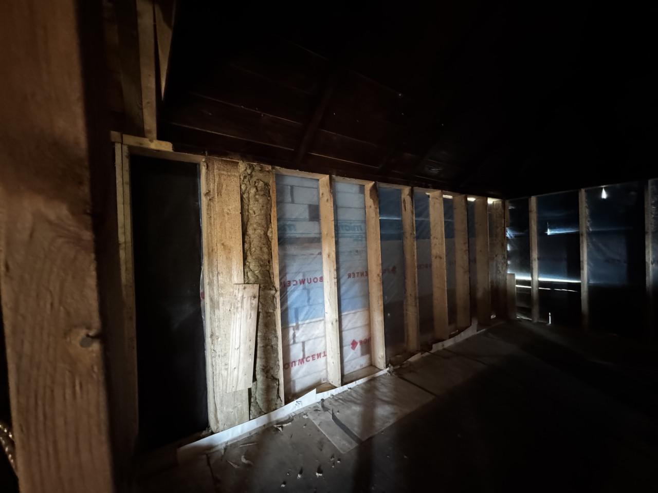 Gratis hout en isolatie (blokhut wordt gesloopt).