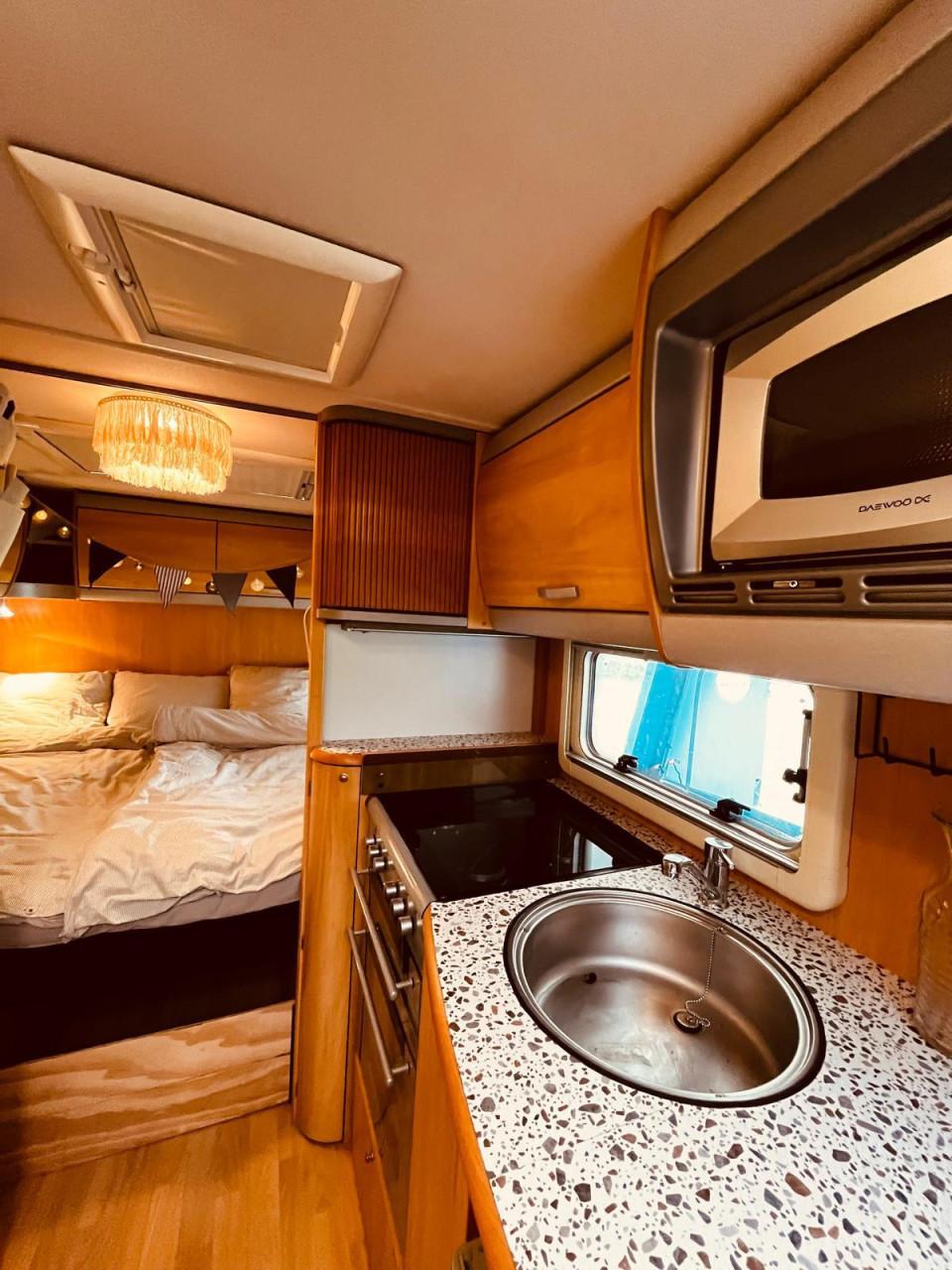 Zeer complete Sterling Eccles Jade caravan uit 2007 met mover en voortent