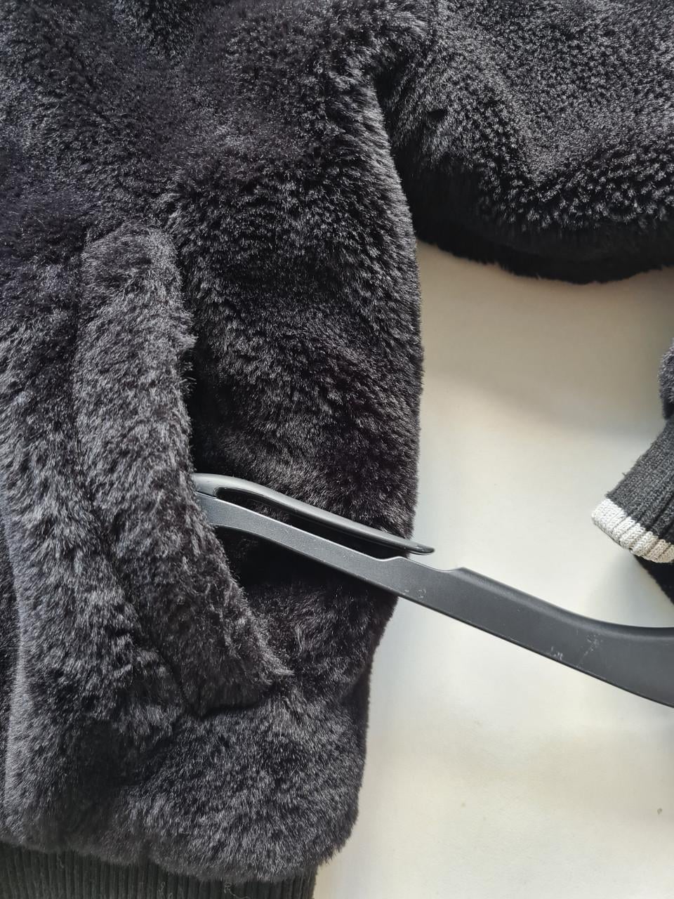 Mooie zwarte fake fur bontjas met capuchon van de Primark mt 134