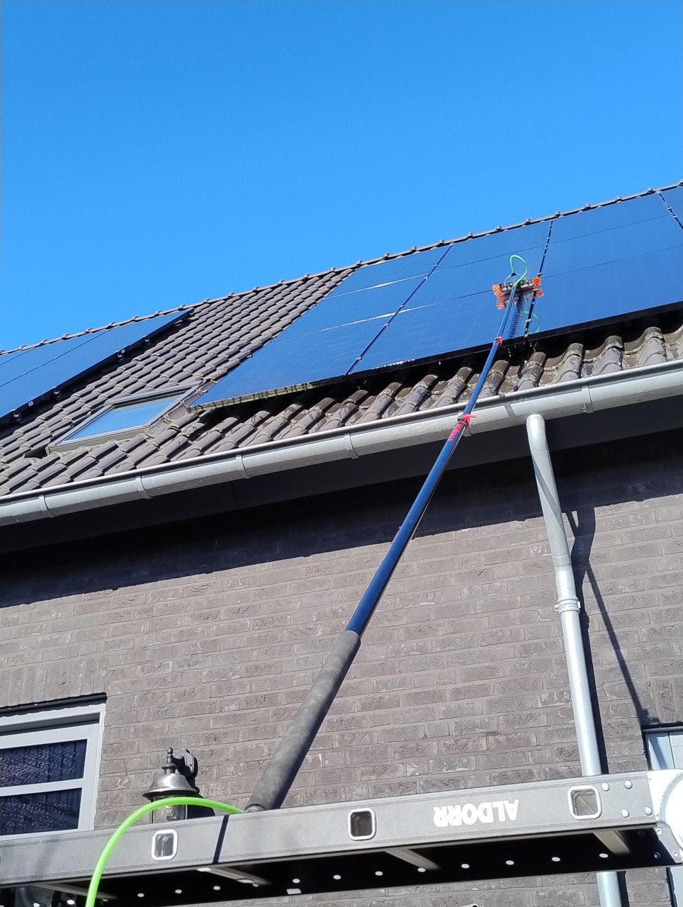 Glazenwas, zonnepanelen en bijbehorende diensten aangeboden