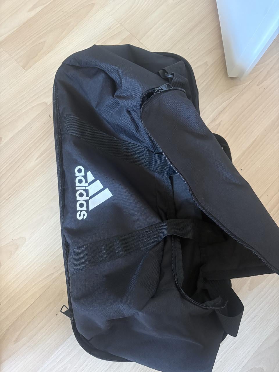 Adidas voetbaltas met schoenenvak.