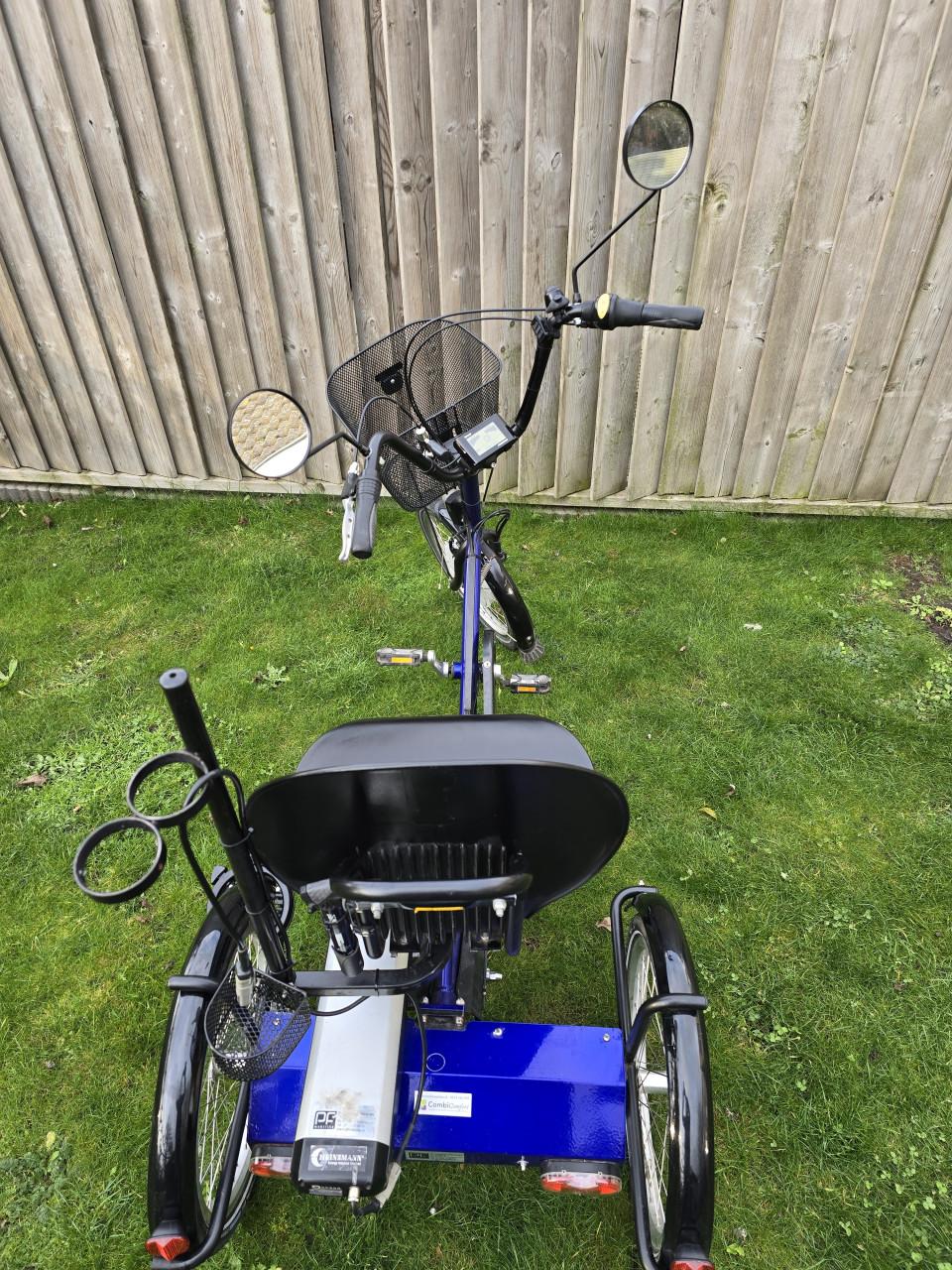 Driewielfiets met elektrische ondersteuning.