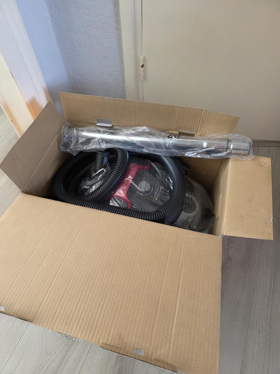 Stofzuiger in zeer goed staat en goed werkend -met stofzak-800W