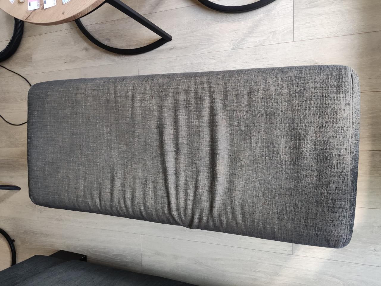 GRATIS! Comfortabele grijs/zwart 2,5 & 3 zits bank + poef