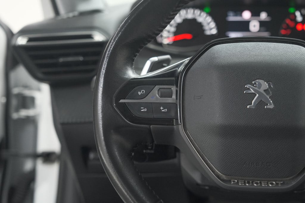 Peugeot 208 puretech 100 eat8 active | trekhaak | parkeersensoren | navigat
