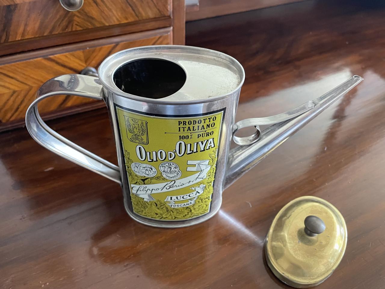 Een vintage Olio D'Oliva oliekan.