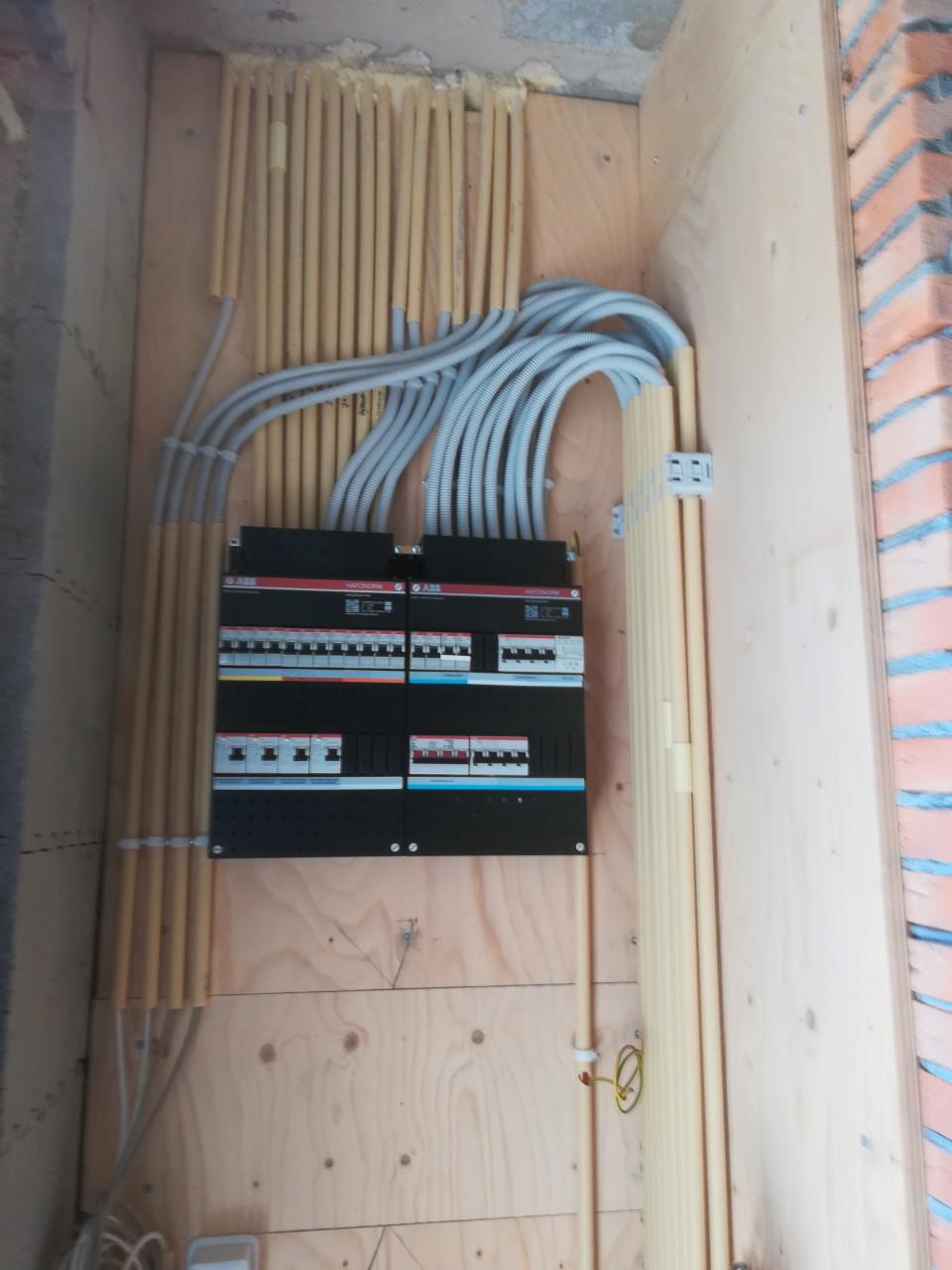 Elektromonteur bied zich aan .
