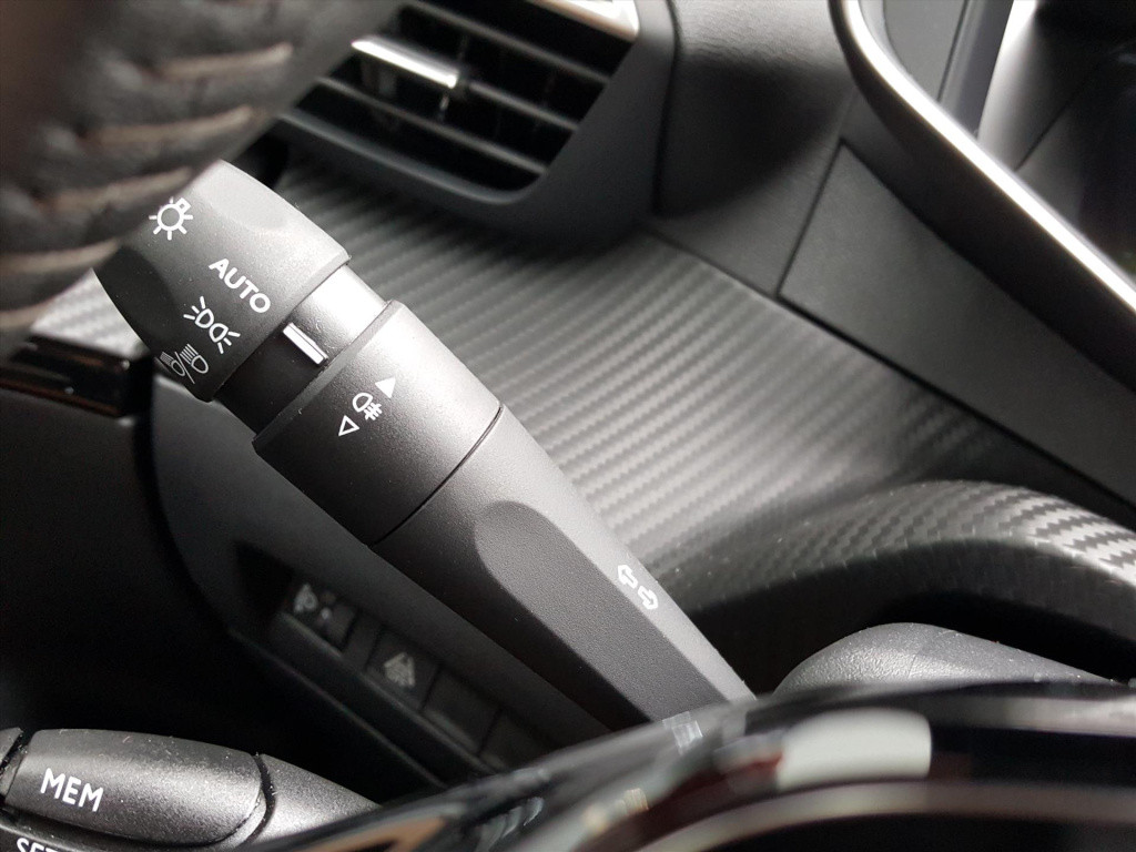Peugeot 2008 1.2 puretech 100pk allure pack navi | bluetooth | applecarplay