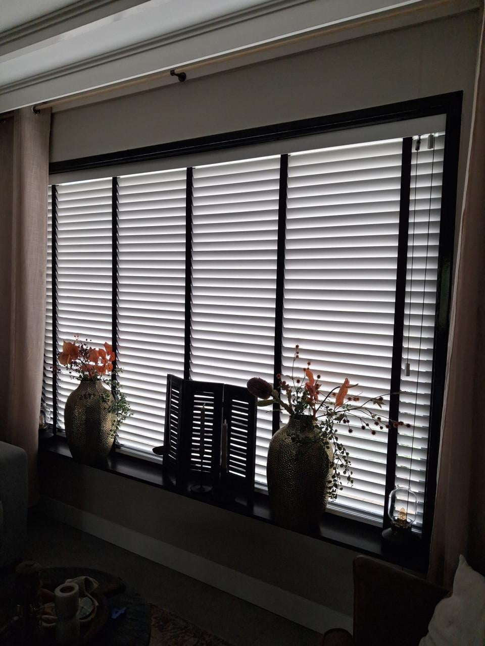 Jaloezieën wit met zwarte banden