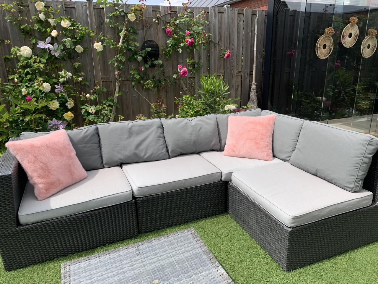 Loungset grijs van Wicker met kussens en tafel.