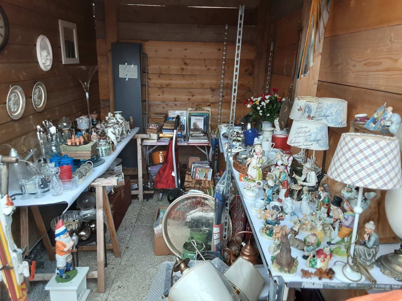 Schuurverkoop heel veel spullen   ook kleding