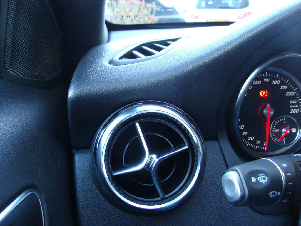 Mercedes-Benz Gla-klasse 180 premium urban
