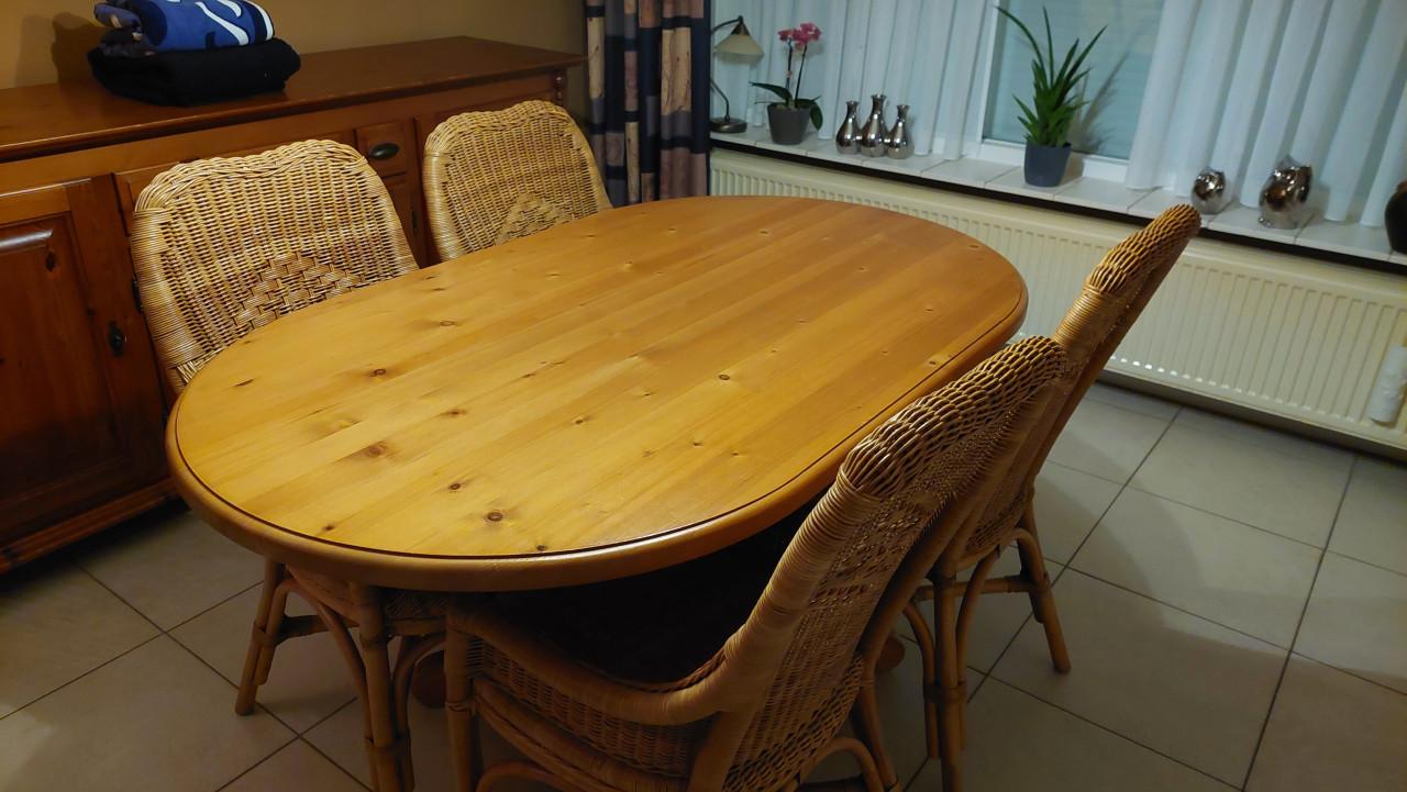 Grenenhouten eettafel