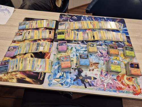 Partij van 800 pokemon kaarten.