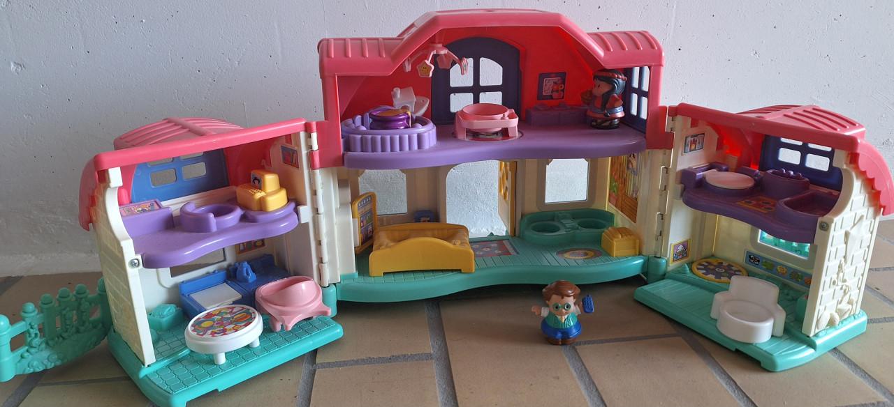 Poppenhuis met poppetjes